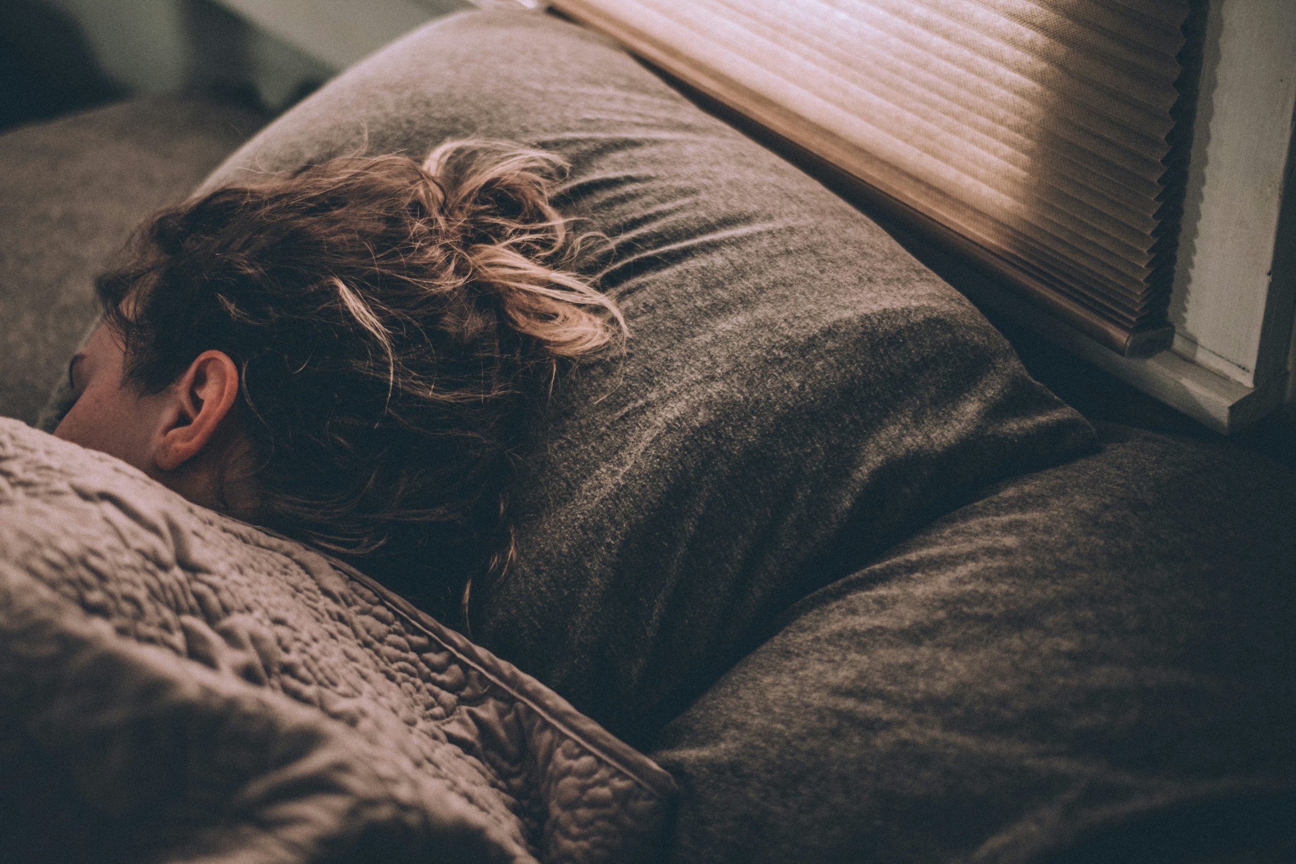 Dormir plus intelligemment : 19 astuces pour améliorer votre sommeil à vie | by Onur Karapinar | Essentiel | Medium